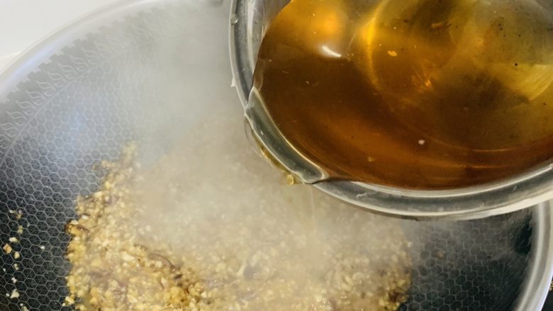 糯米烧麦,加入适量的泡香菇的水继续翻炒