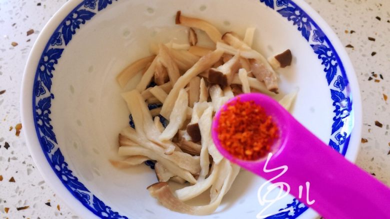 油炸杏鲍菇,杏鲍菇条放入碗中,放入<a style='color:red;display:inline-block;' href='/shicai/ 761'>辣椒粉</a>