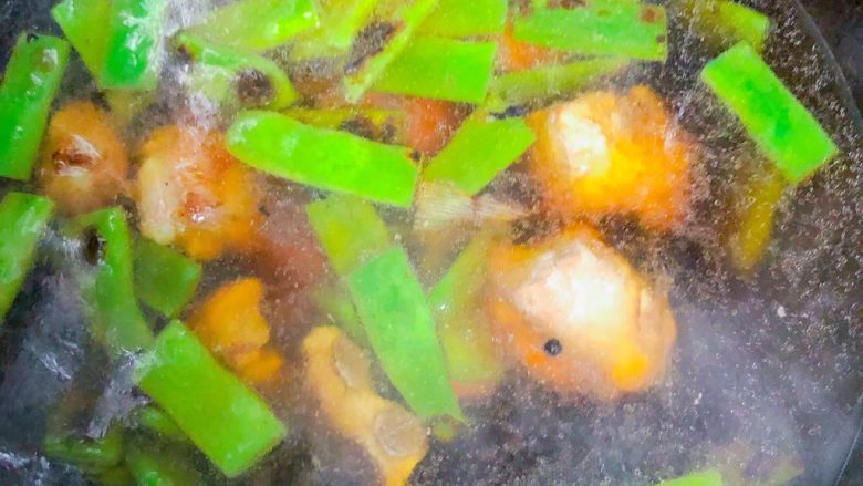 排骨豆角焖面,加入蚝油,生抽,比例1:1的煮