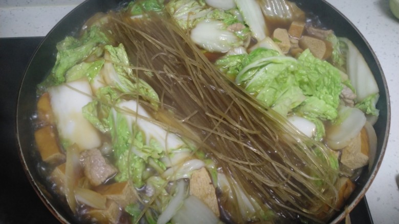 猪肉、豆干、白菜炖粉条,翻炒均匀,加入适量清水,放入<a style='color:red;display:inline-block;' href='/shicai/ 525'>粉条</a>