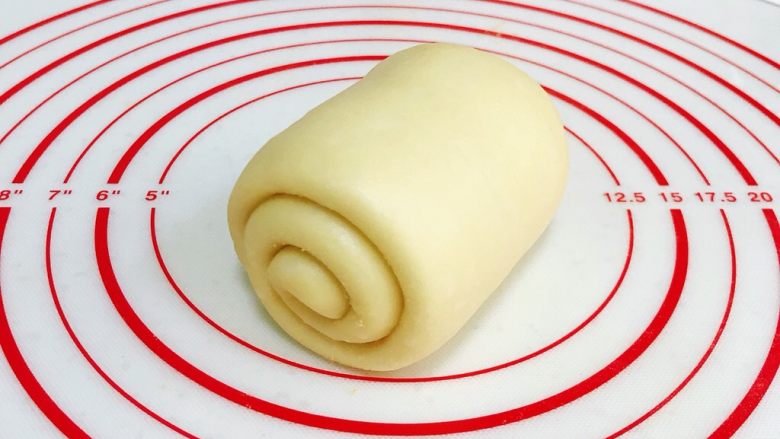 肉松吐司,从上往下卷起,收口捏紧,卷2.5~3圈为宜。