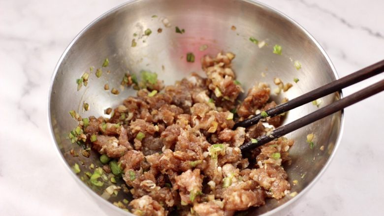 四喜饺子,把所有的食材,混合搅拌均匀即可。