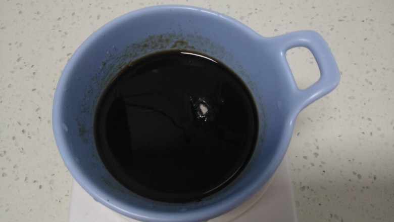 西米拌草莓果冻、龟苓膏,神仙粉倒入碗中,加入等量清水搅拌均匀
