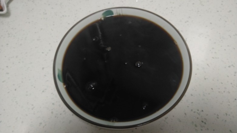 西米拌草莓果冻、龟苓膏,锅中放入适量清水,水微开后一边搅拌一边倒入神仙汁,中小火煮至2分钟