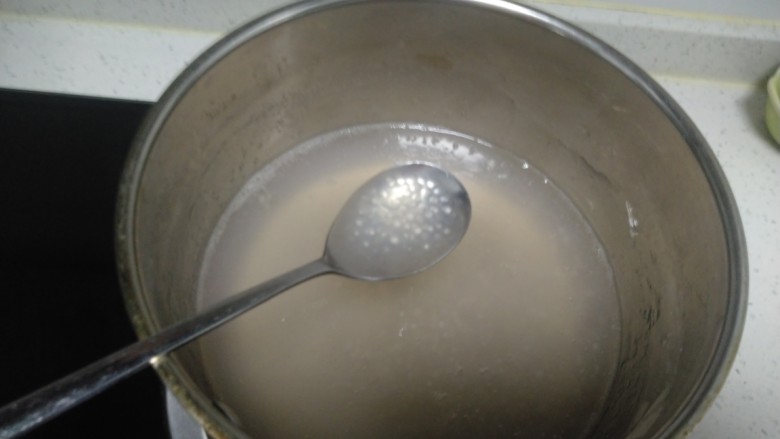 西米拌草莓果冻、龟苓膏,中火蒸15分钟,再焖5分钟