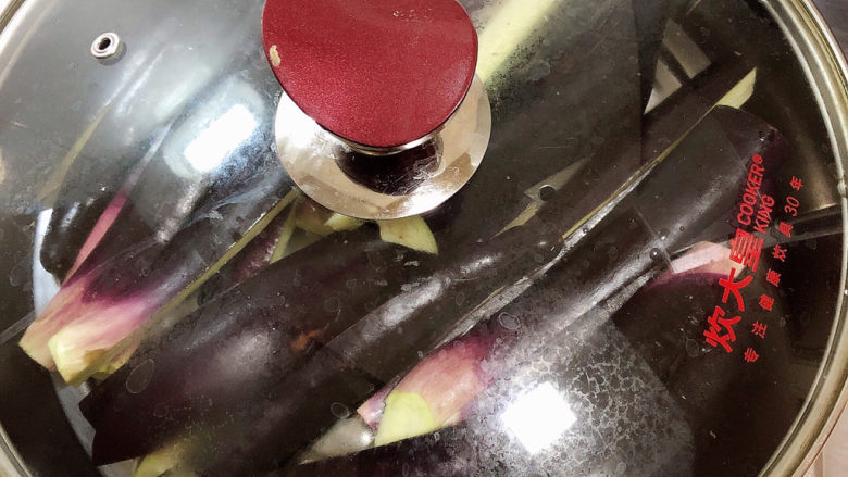 蒜泥蒸茄子,大火蒸10分钟,焖2分钟。