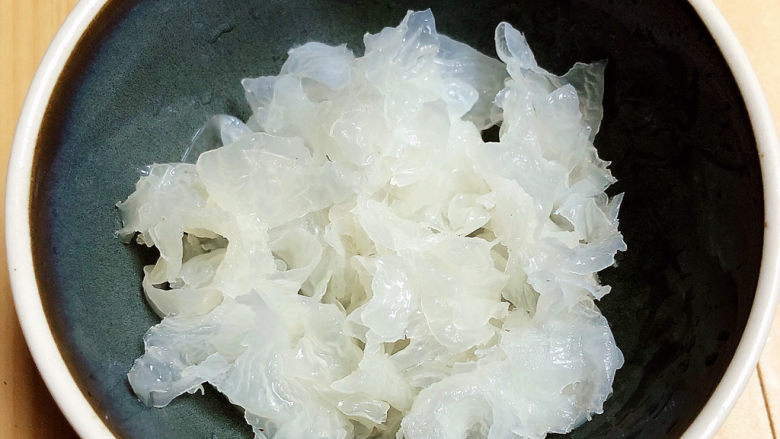 桂花莲藕,银耳取一些,撕碎待用。