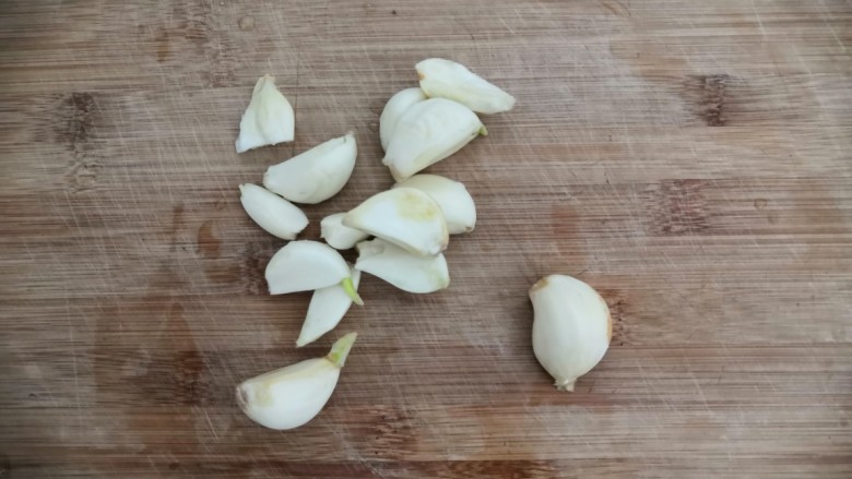 蒜泥蒸茄子,大蒜头,去皮剥开,洗干净