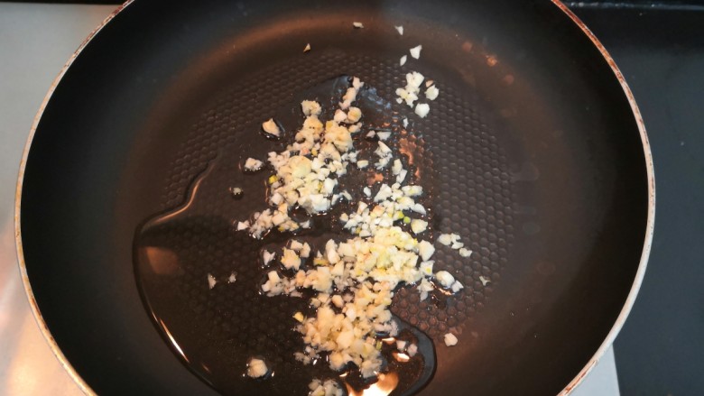 蒜泥蒸茄子,放入,一半的蒜沫