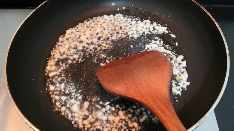 蒜泥蒸茄子,把蒜沫,翻炒均匀爆香,炒至金黄后,盛出