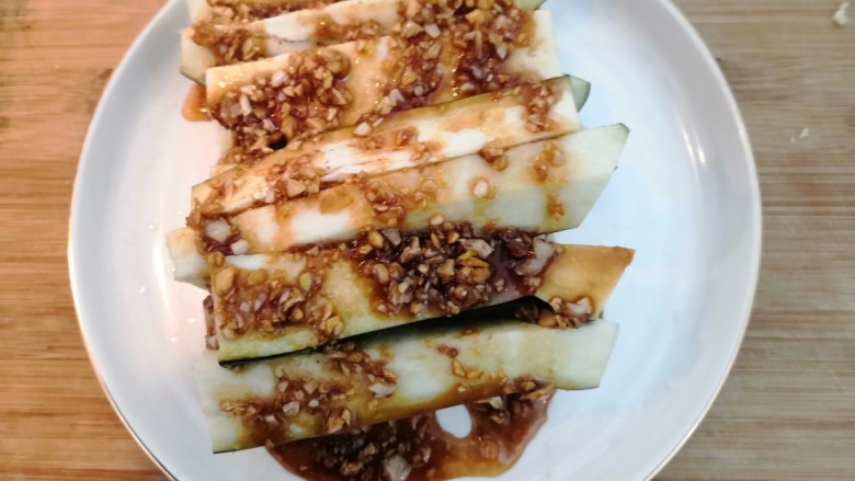 蒜泥蒸茄子,把前面调好的,蒜沫料汁,淋在茄子上