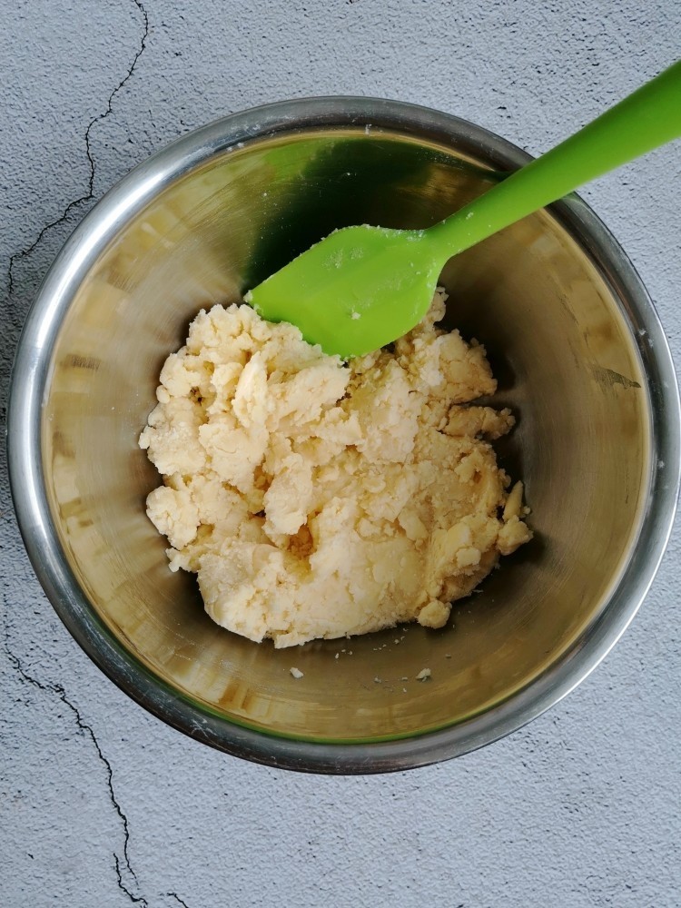 卡通凤梨酥,粉类分三次拌匀