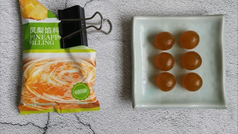 卡通凤梨酥,揉出6颗9.5克左右的大丸子