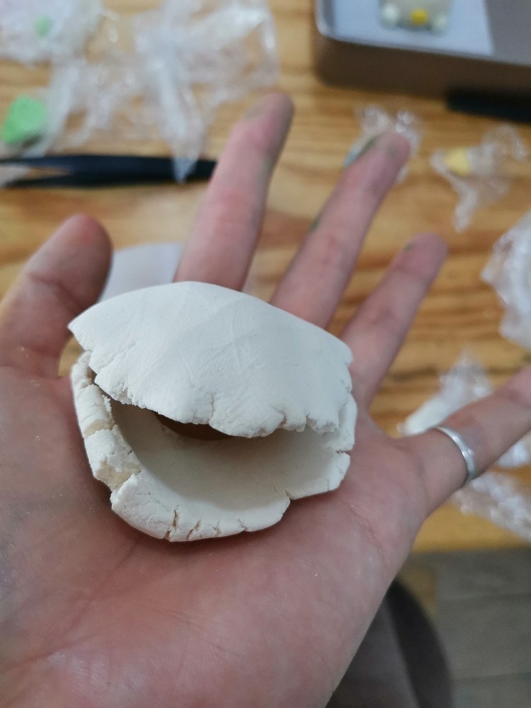 卡通凤梨酥,如此中间放夹心捏匀