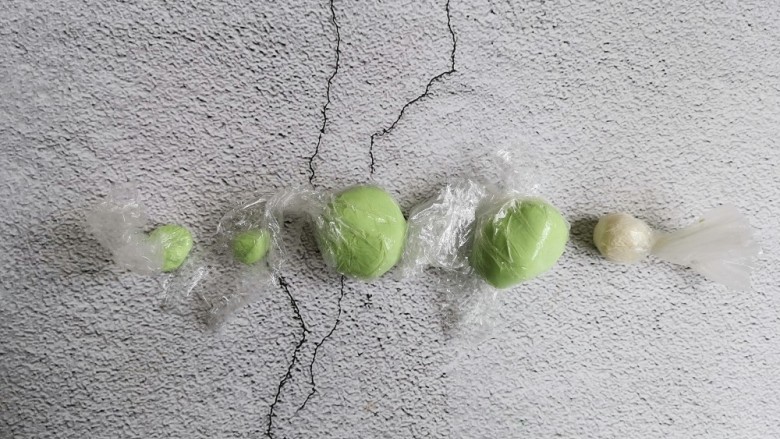 卡通凤梨酥,如图
这是别的案例
中间大的11克左右  小的2克和1克
密封保存