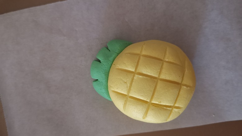 卡通凤梨酥,用2克左右绿色做出头部