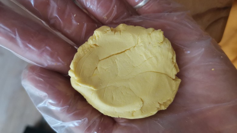 卡通凤梨酥,揉出两片各11克的球压扁