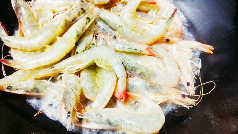 红烧大白虾,锅中倒油,油热后倒入大白虾,炸制泛红