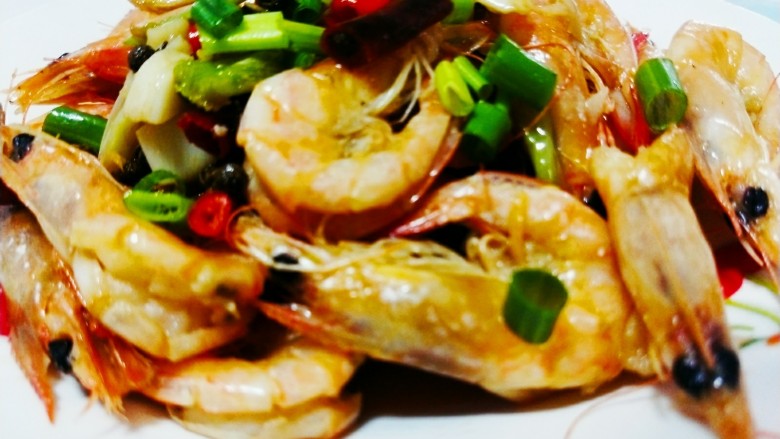 红烧大白虾,水快干后起锅(留少量水,别烧干)