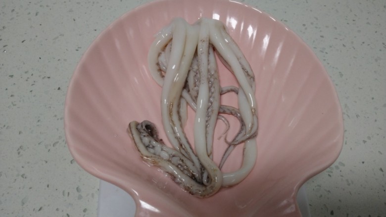 鱿鱼小丸子,鱿鱼头去除外面的黑膜，清洗干净