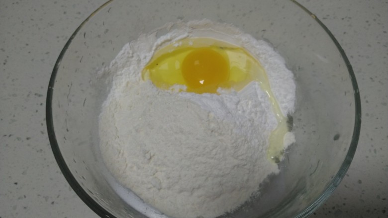 鱿鱼小丸子,倒入<a style='color:red;display:inline-block;' href='/shicai/ 9'>鸡蛋</a>，加入盐、<a style='color:red;display:inline-block;' href='/shicai/ 756'>鸡精</a>