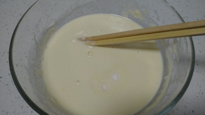鱿鱼小丸子,搅拌成比较稀的面糊