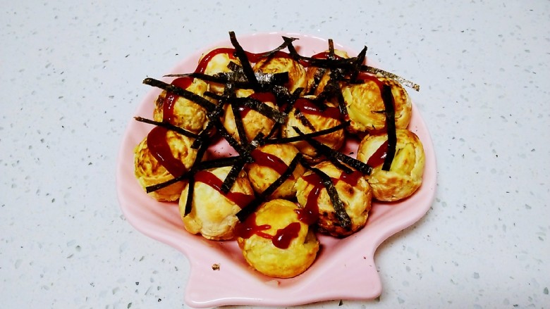 鱿鱼小丸子,均匀挤上<a style='color:red;display:inline-block;' href='/shicai/ 699'>番茄酱</a>，撒上<a style='color:red;display:inline-block;' href='/shicai/ 4872'>海带丝</a>
