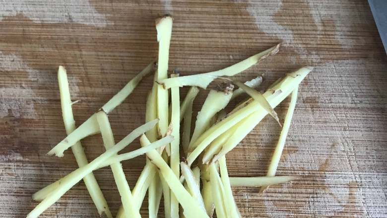 冬瓜炒虾仁,姜丝切好备好.