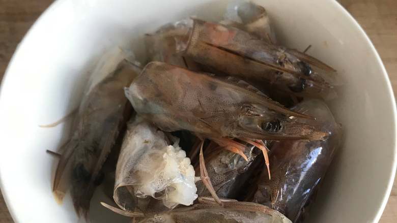 冬瓜炒虾仁,虾壳剪去虾须,去除内脏物后备用.