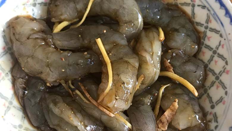 冬瓜炒虾仁,虾仁放入碗中,倒入盐,<a style='color:red;display:inline-block;' href='/shicai/ 721'>蚝油</a>,<a style='color:red;display:inline-block;' href='/shicai/ 788'>生抽</a>,<a style='color:red;display:inline-block;' href='/shicai/ 134296'>白胡椒粉</a>和姜丝搅拌均匀备用.