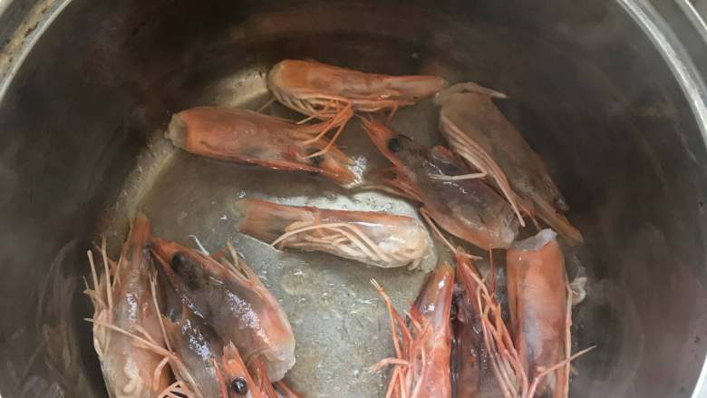 冬瓜炒虾仁,锅里倒入油,把虾壳煸炒出虾油.