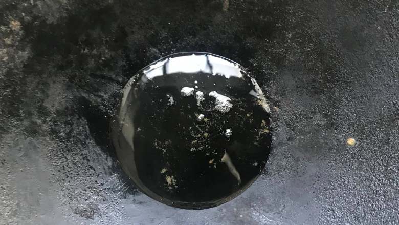 冬瓜炒虾仁,锅中倒入油,把油烧热.