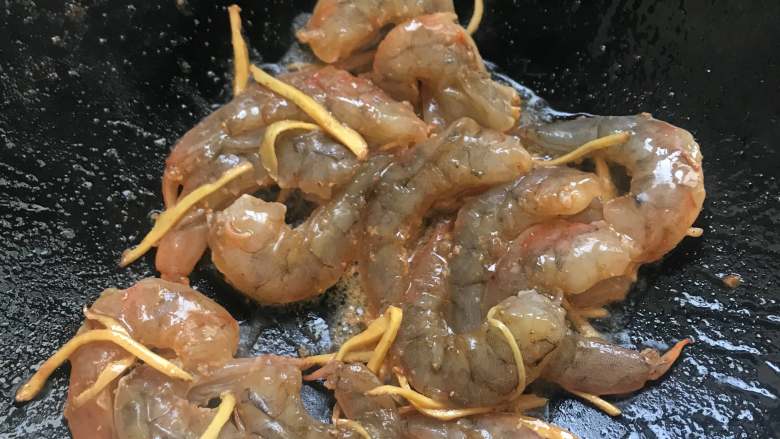 冬瓜炒虾仁,倒入虾仁,翻炒均匀.