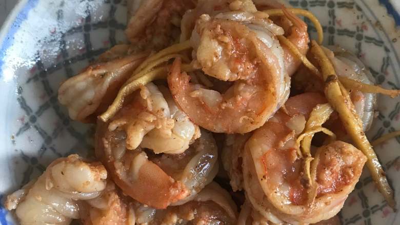 冬瓜炒虾仁,虾仁炒至6成熟,然后盛盘装起来.