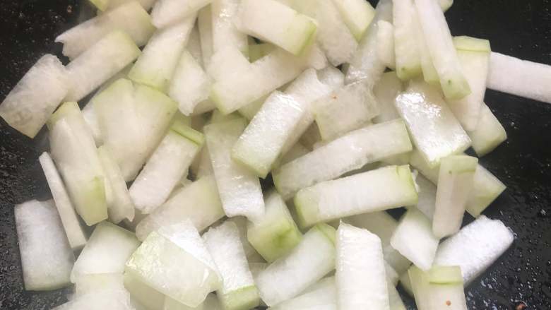 冬瓜炒虾仁,倒入冬瓜进行煸炒.