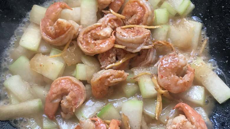 冬瓜炒虾仁,把刚炒好的虾仁倒入,翻炒均匀.