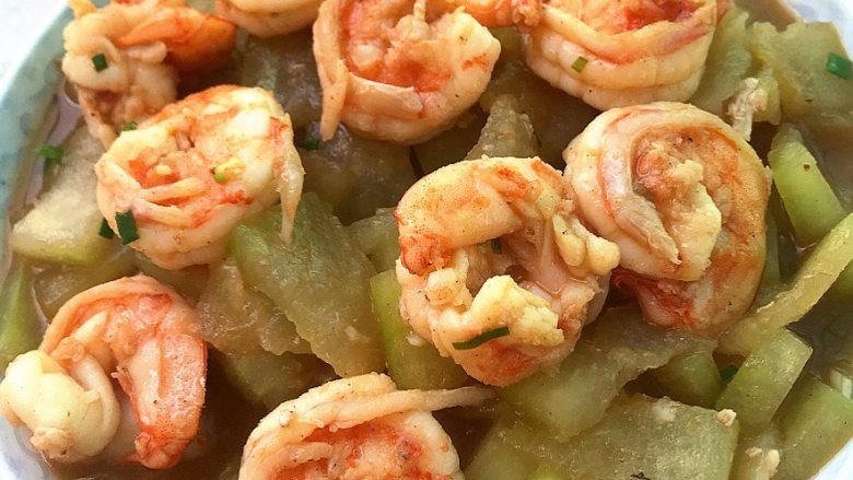 冬瓜炒虾仁,最后撒上适量的盐翻炒一下即可盛盘.