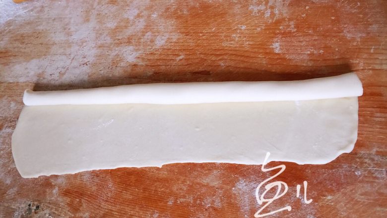 灌汤小笼包,一侧卷起,擀的时候少用干粉,要不然卷起的时候会散开