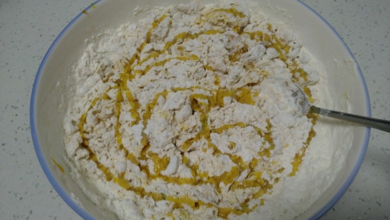 南瓜千层饼,搅拌均匀,加入食用油