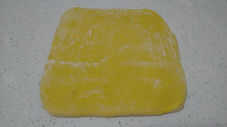 南瓜千层饼,一块块叠起,再擀薄,醒发10分钟