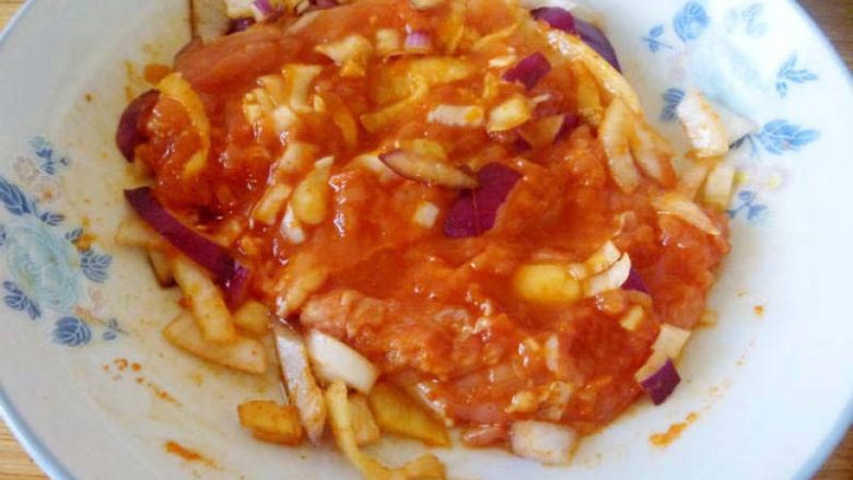 美味的新奥尔良煎鸡肉饭,鸡肉加入半勺左右的盐、绍酒少许抓出起粘,放入葱头和姜以及cook100新奥尔良烤肉料腌制20分钟左右。