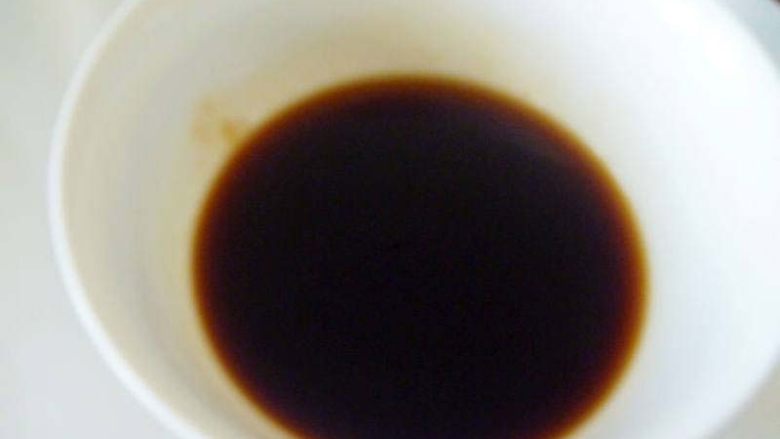 美味的新奥尔良煎鸡肉饭,碗内调入生抽、蚝油、鲍汁和少许水成料汁。
