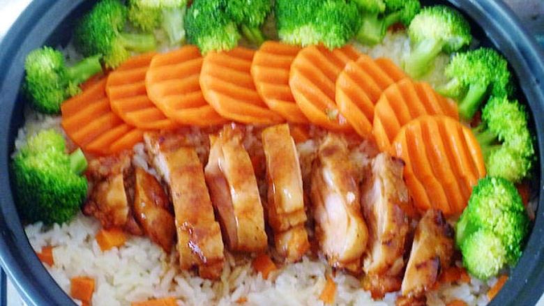 美味的新奥尔良煎鸡肉饭,然后打开盖子把西兰花马上在边上淋上剩下的料汁即可。