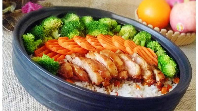 美味的新奥尔良煎鸡肉饭, 做好的奥尔良煎鸡饭做好了,配上汤就可以开饭了。