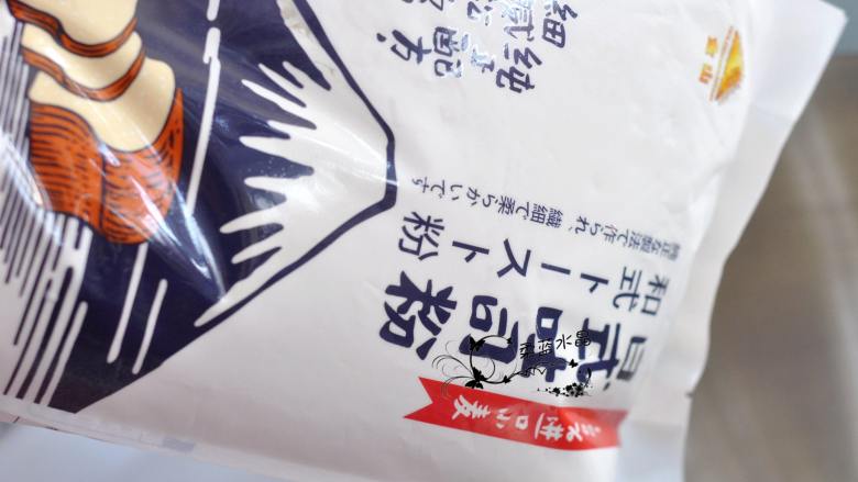 葡萄干吐司,将<a style='color:red;display:inline-block;' href='/shicai/ 1118'>蛋液</a>、<a style='color:red;display:inline-block;' href='/shicai/ 219'>牛奶</a>、<a style='color:red;display:inline-block;' href='/shicai/ 8197'>淡奶油</a>、<a style='color:red;display:inline-block;' href='/shicai/ 10588'>糖</a>、盐、金山日式吐司粉倒入厨师机内胆中。