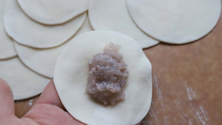 虾仁四喜饺子,往饺子皮正中心填入一块虾仁馅,这个馅料比平时包饺子用的馅要少一些,不要包太多,不然就可以位置来填充四色食物了。