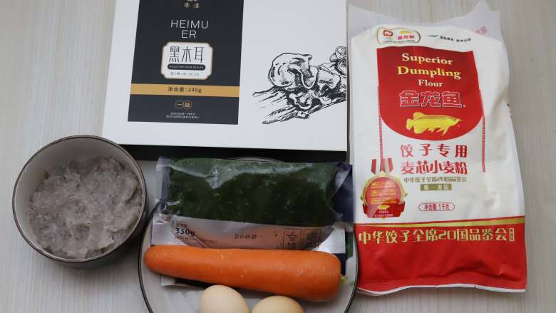 虾仁四喜饺子,剁好的虾泥里加入一勺油,一勺盐,少许胡椒粉,少许<a style='color:red;display:inline-block;' href='/shicai/ 718'>料酒</a>,往同一方向搅拌上劲,然后放一旁静置入味,再来处理其它食材。