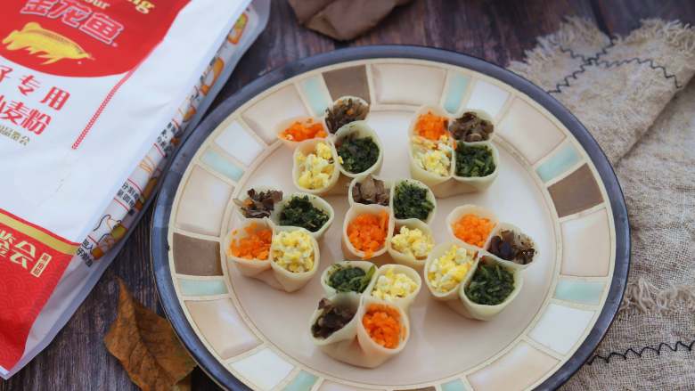 虾仁四喜饺子,蒸好的饺子直接吃就很美味,也可以根据个人口味,准备一碟油醋汁或者辣椒味碟蘸着吃。