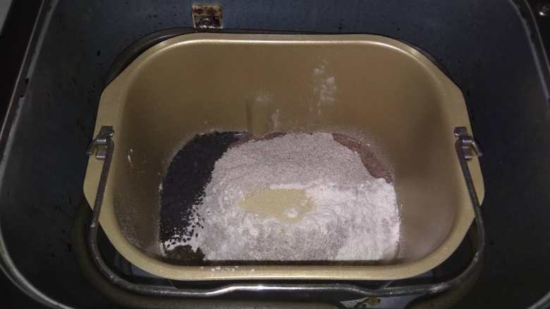 黑芝麻黑麦贝果,全部材料放入面包机,启动揉面模式