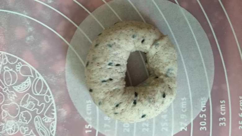 黑芝麻黑麦贝果,捏紧收口